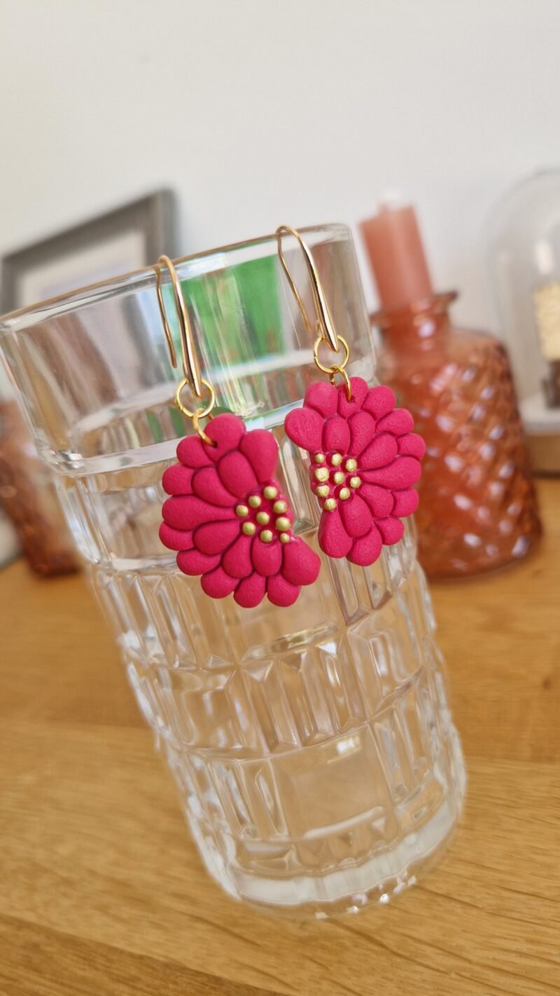 Boucles d'oreille fleurs rouge corail or doré – Image 3
