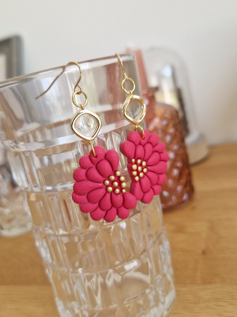 Boucles d'oreille fleurs rouge corail et or longues – Image 5