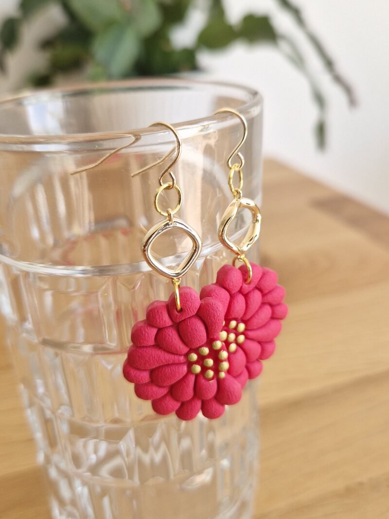 Boucles d'oreille fleurs rouge corail et or longues – Image 4