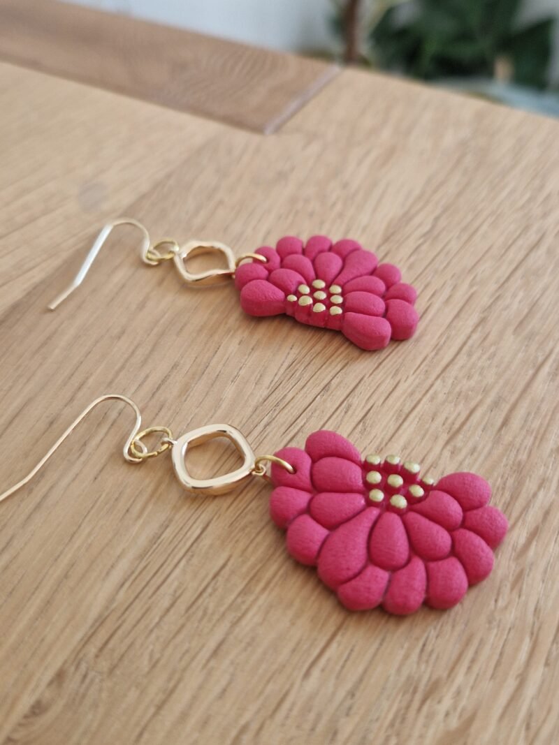 Boucles d'oreille fleurs rouge corail et or longues – Image 3
