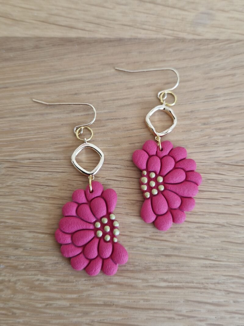 Boucles d'oreille fleurs rouge corail et or longues