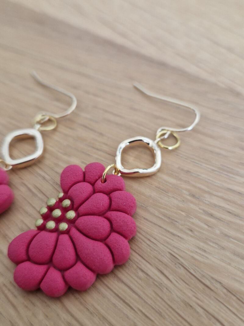 Boucles d'oreille fleurs rouge corail et or longues – Image 6