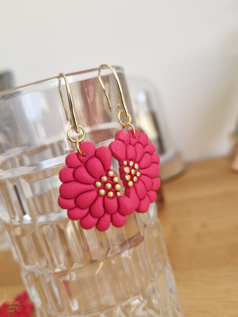 Boucles d'oreille fleurs rouge corail or doré – Image 4