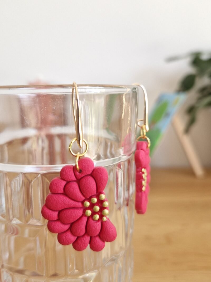 Boucles d'oreille fleurs rouge corail or doré – Image 5