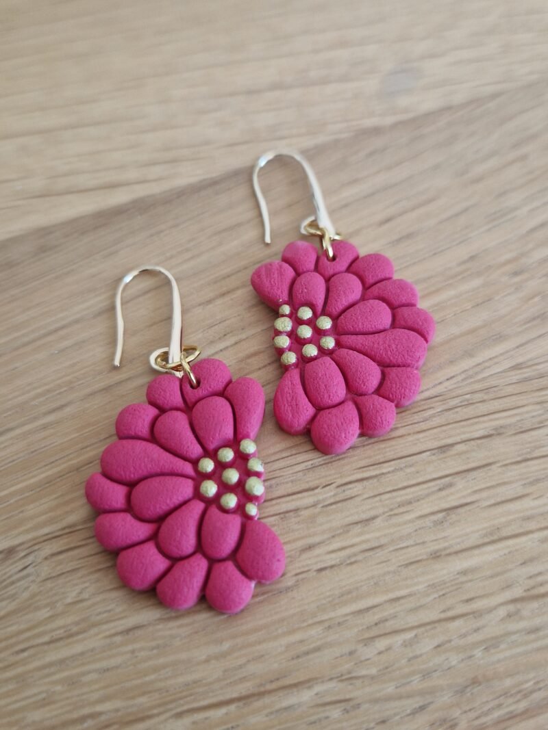 Boucles d'oreille fleurs rouge corail or doré – Image 2