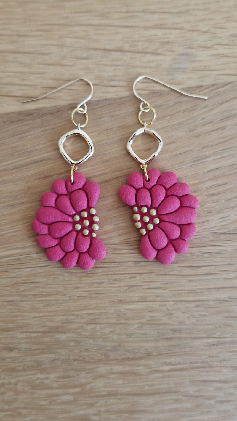 Boucles d'oreille fleurs rouge corail et or longues – Image 2