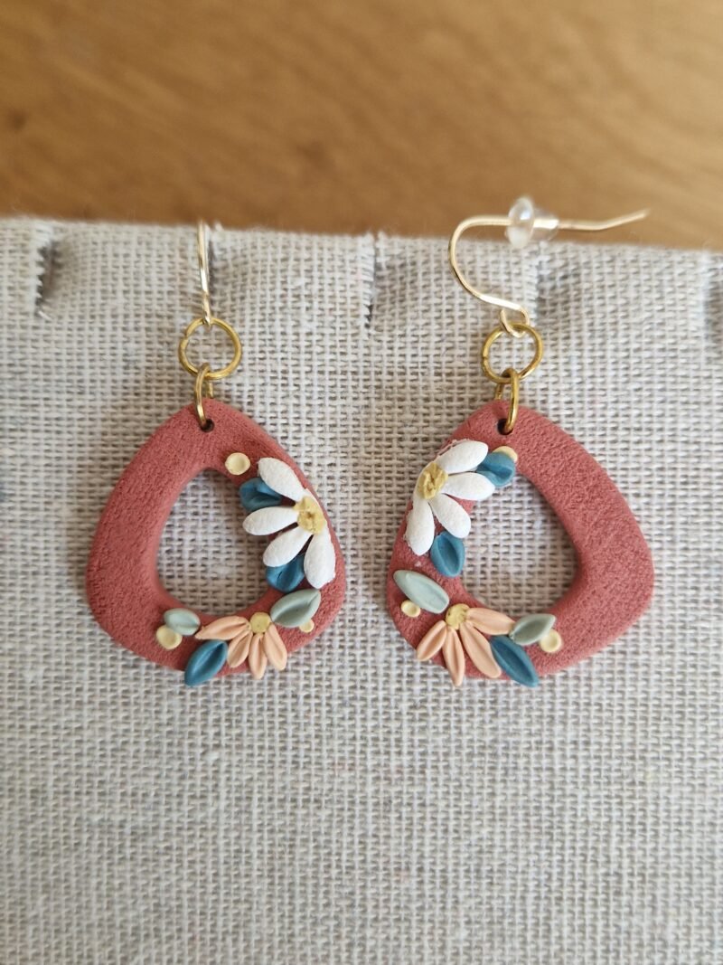Boucles d'oreille terracotta et marguerite – Image 4