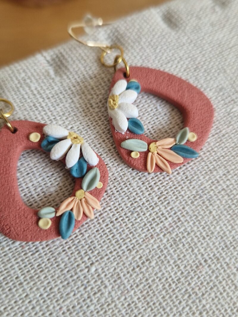 Boucles d'oreille terracotta et marguerite – Image 3