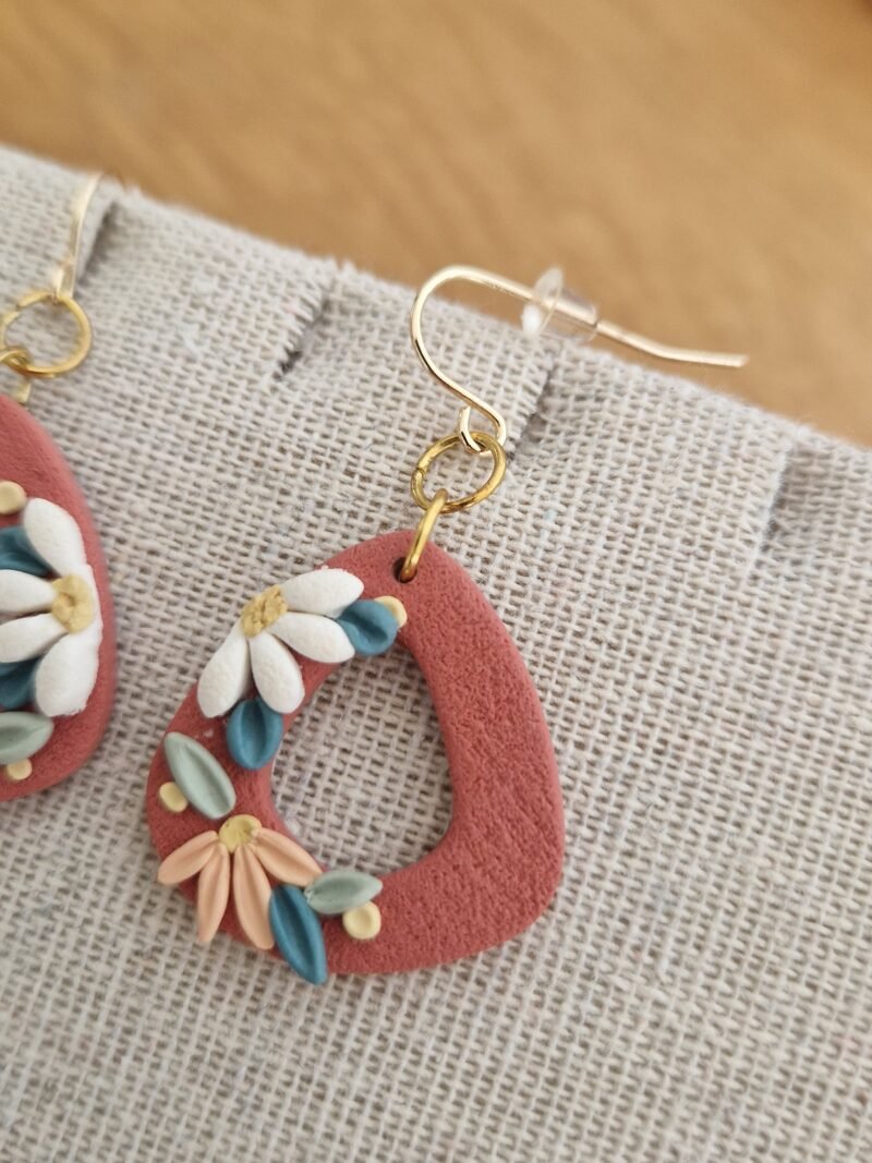 Boucles d'oreille terracotta et marguerite – Image 2