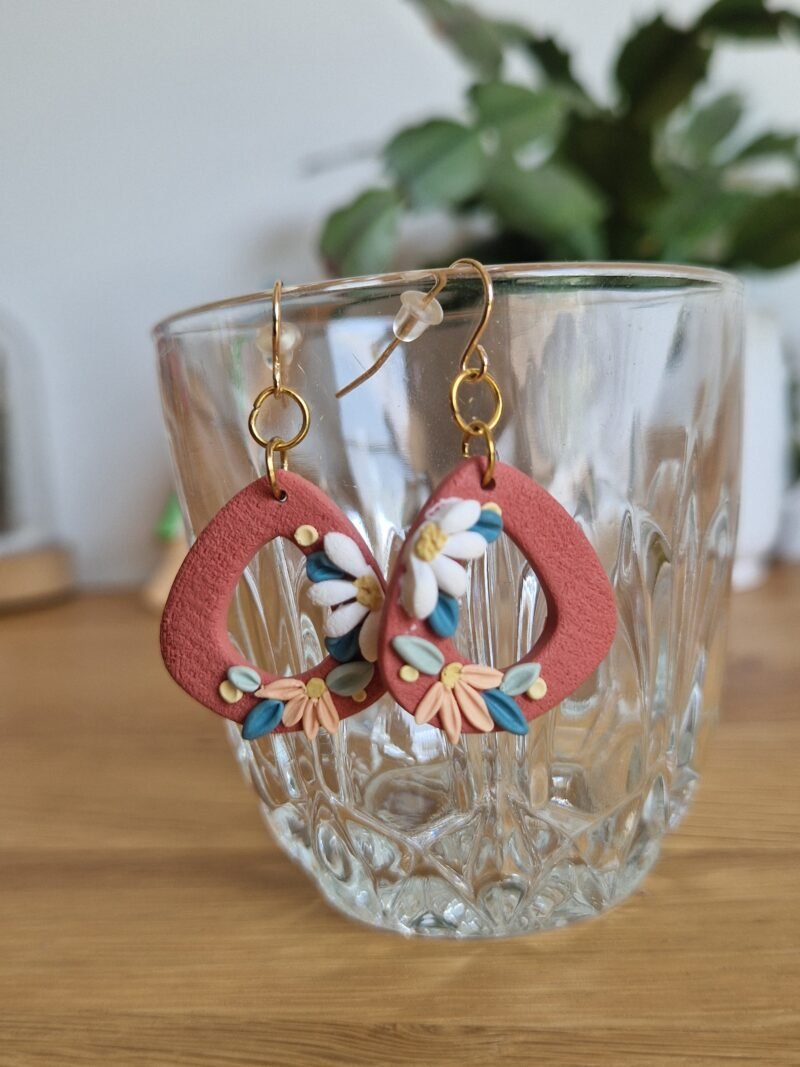 Boucles d'oreille terracotta et marguerite – Image 5