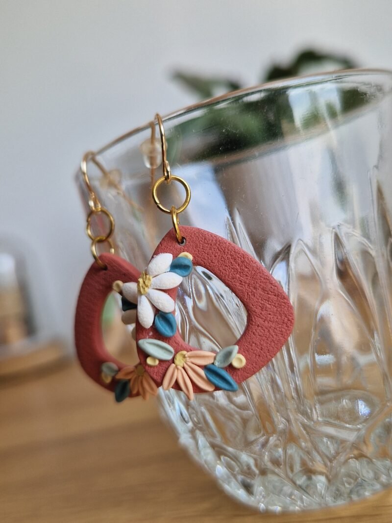 Boucles d'oreille terracotta et marguerite