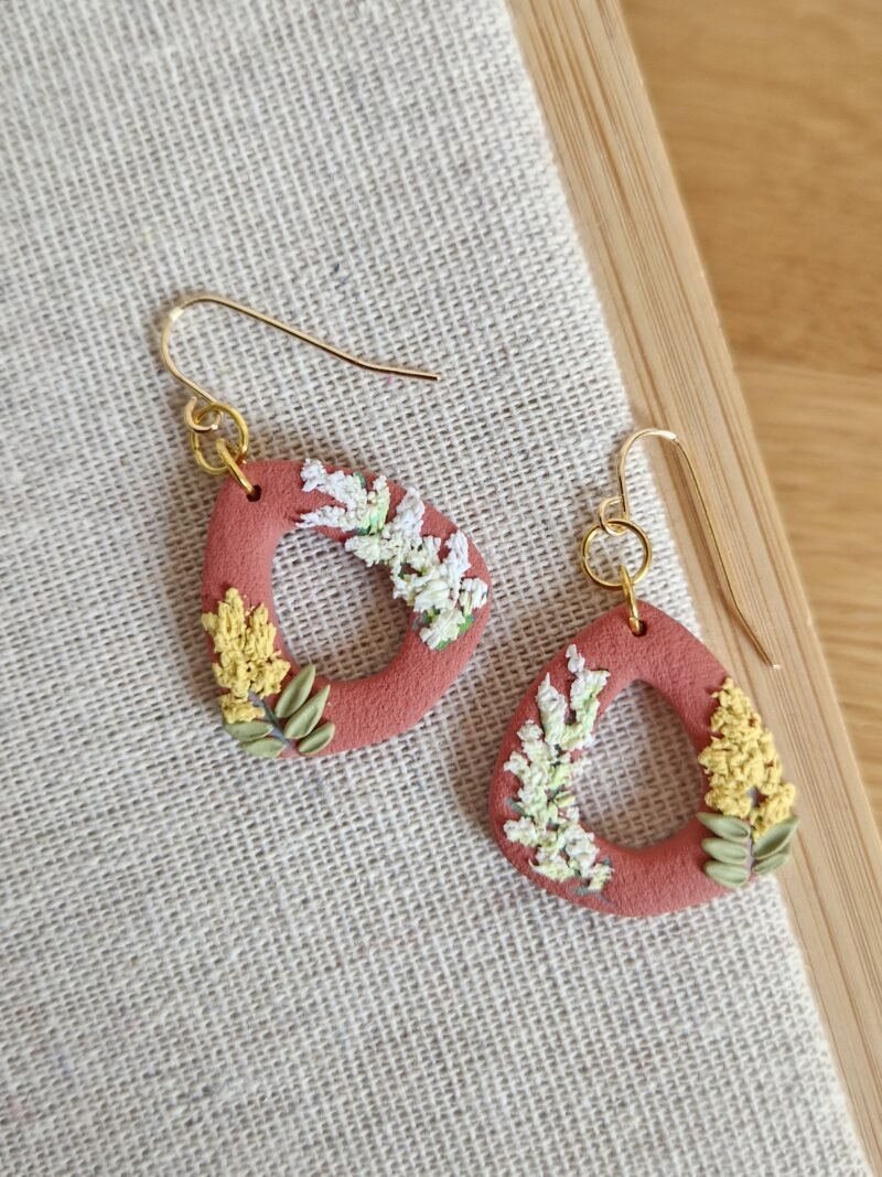 Boucles d'oreille terracotta fleurs montantes – Image 2