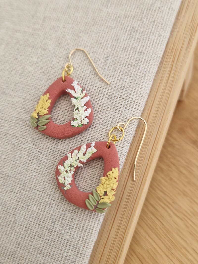 Boucles d'oreille terracotta fleurs montantes – Image 3
