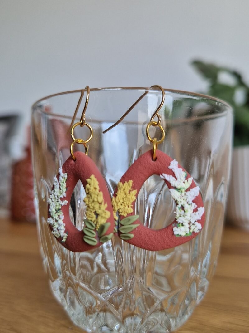 Boucles d'oreille terracotta fleurs montantes – Image 5