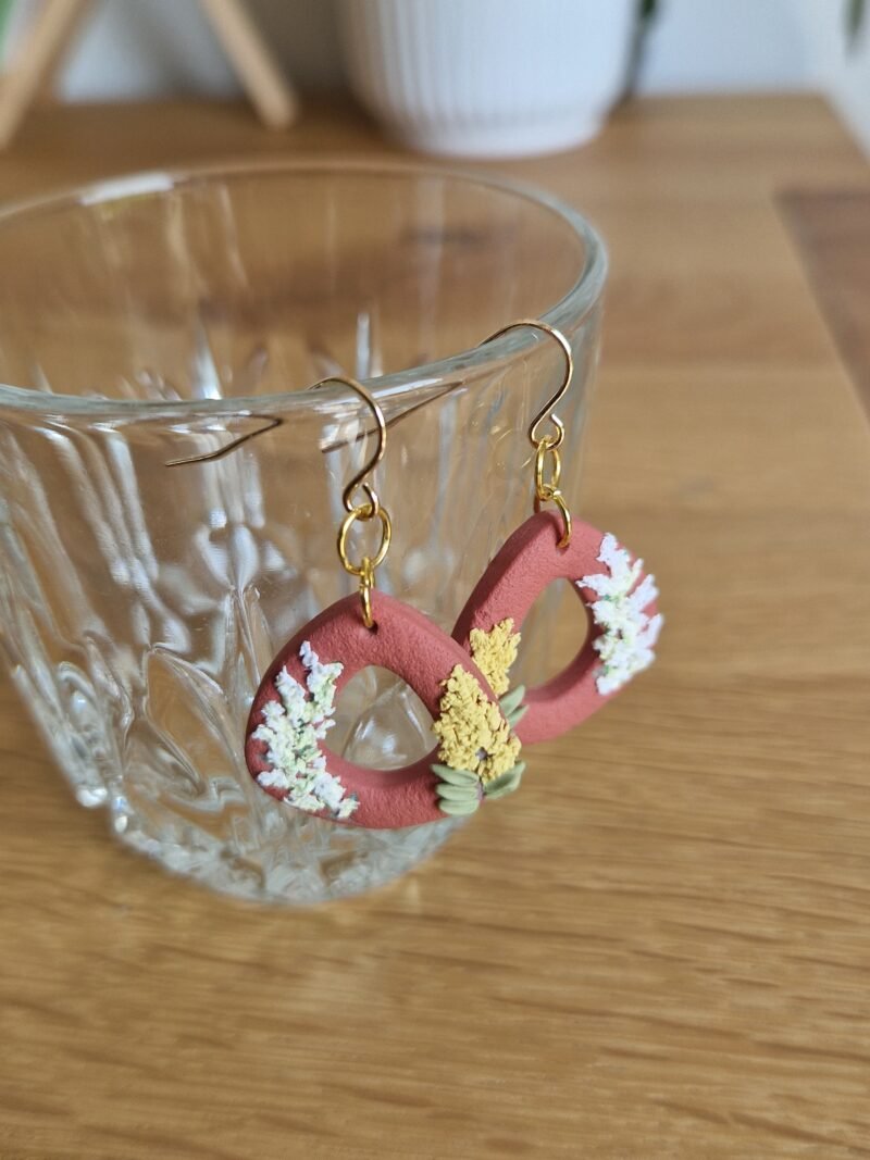 Boucles d'oreille terracotta fleurs montantes – Image 4