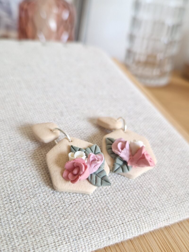 Boucles d'oreille bouquet de fleurs pastel – Image 5