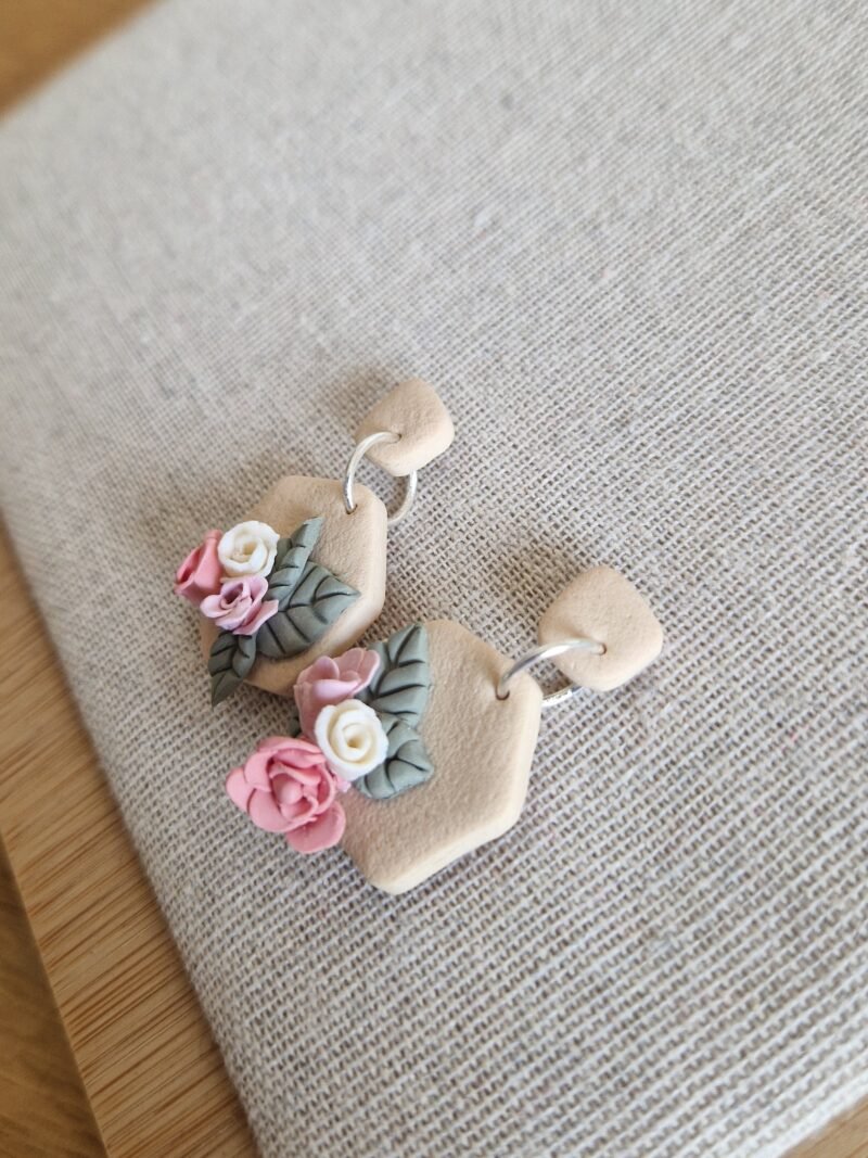 Boucles d'oreille bouquet de fleurs pastel – Image 4