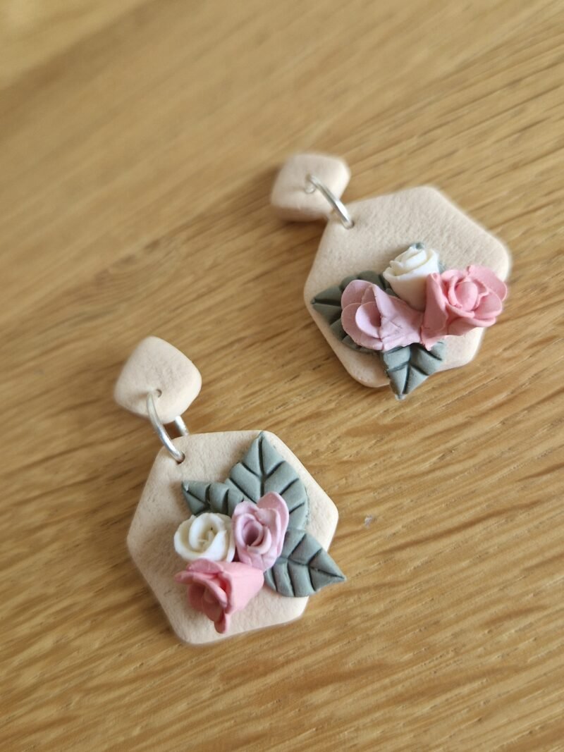 Boucles d'oreille bouquet de fleurs pastel – Image 3