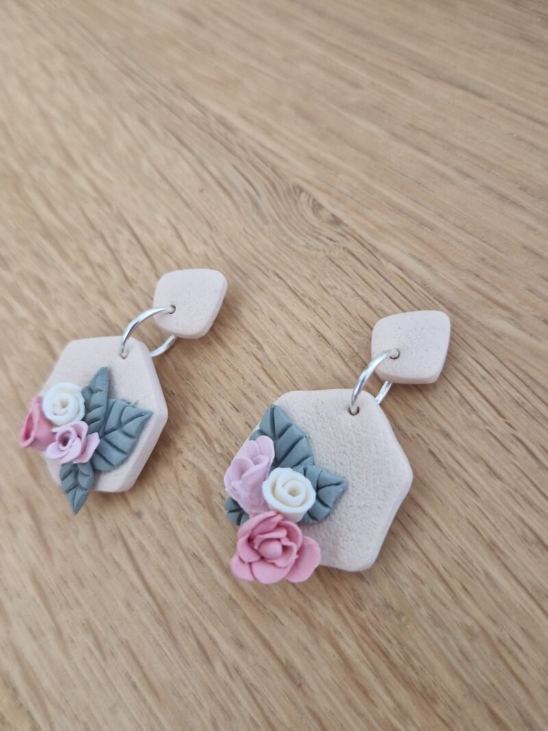 Boucles d'oreille bouquet de fleurs pastel – Image 2