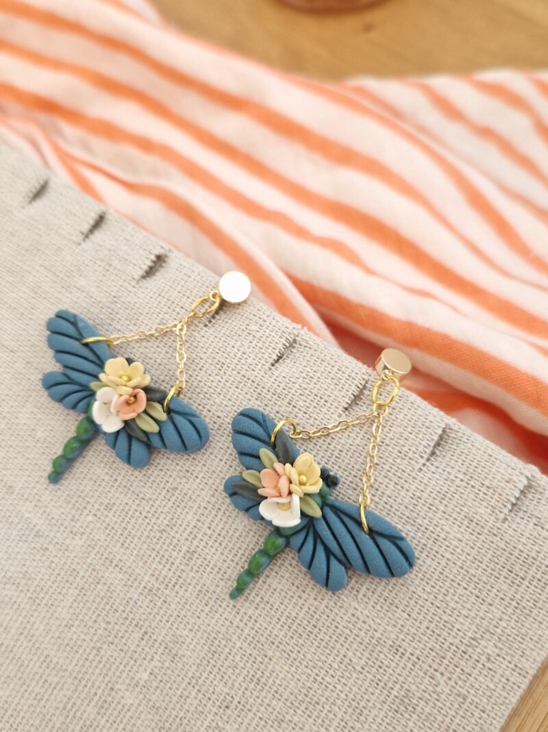 Boucles d'oreille Libellule bleu et fleurs – Image 5