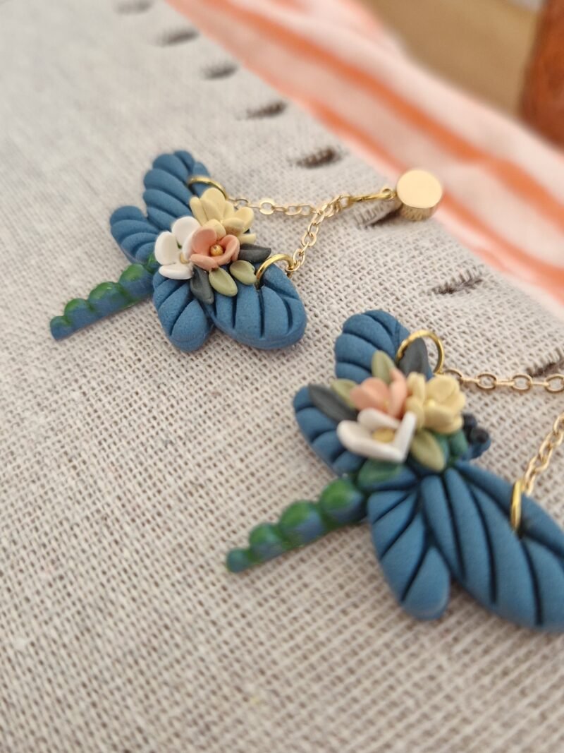 Boucles d'oreille Libellule bleu et fleurs – Image 7