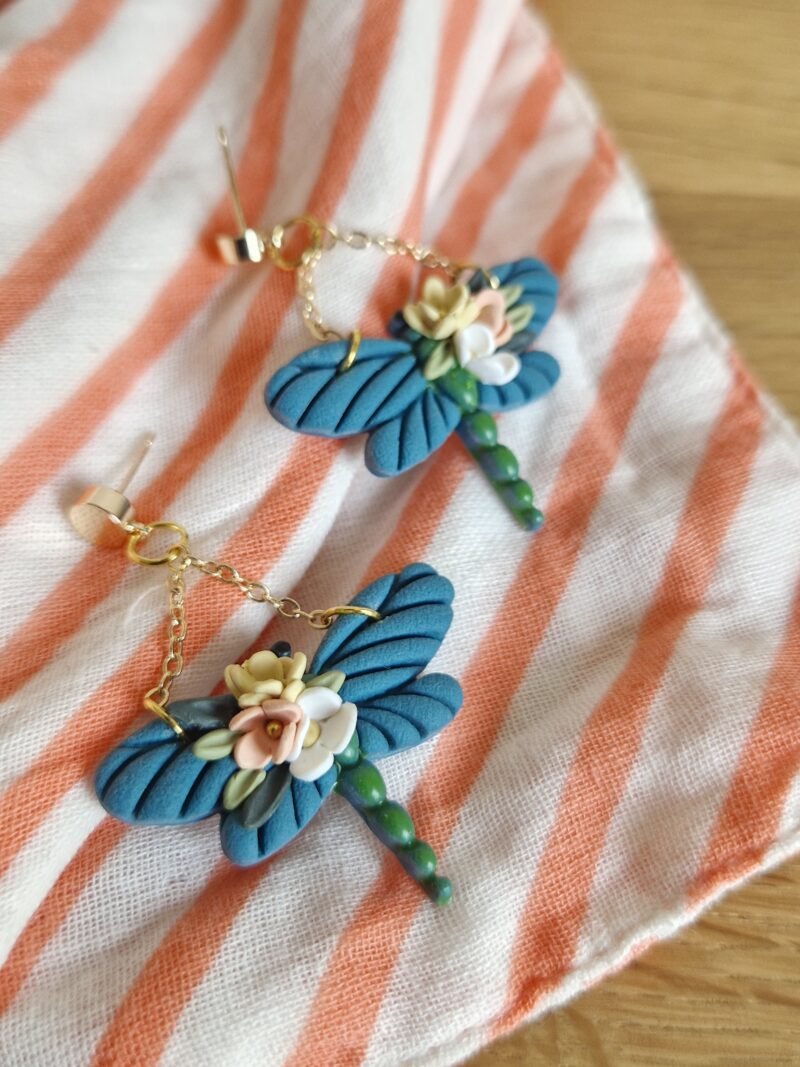 Boucles d'oreille Libellule bleu et fleurs – Image 6