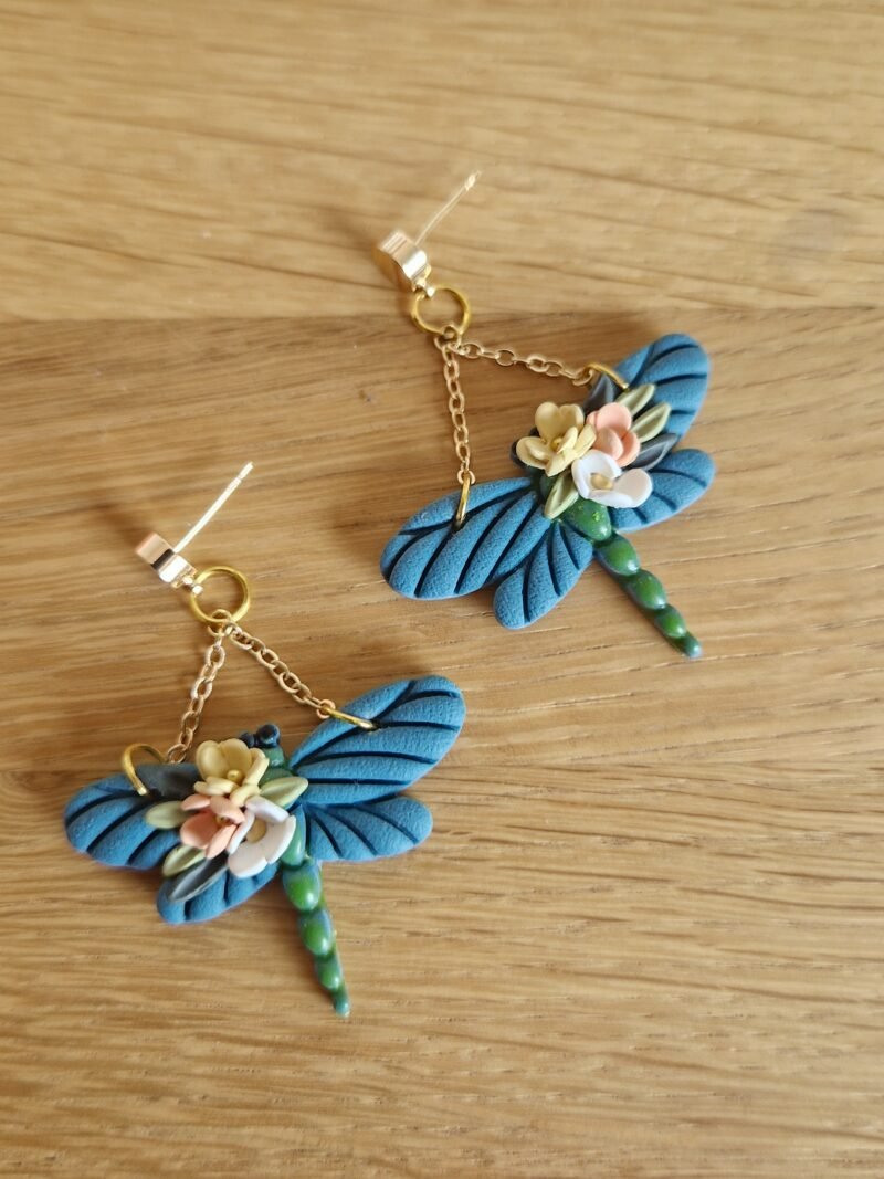 Boucles d'oreille Libellule bleu et fleurs – Image 3