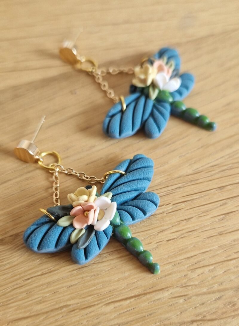 Boucles d'oreille Libellule bleu et fleurs – Image 4