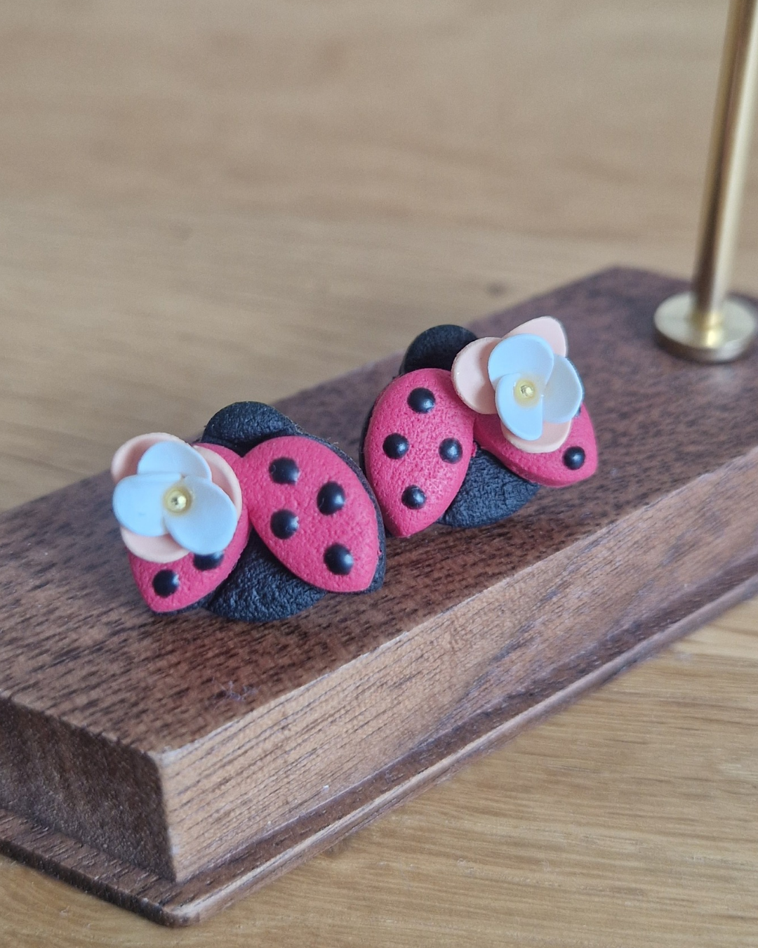 Boucles d’oreilles coccinelles fleuries