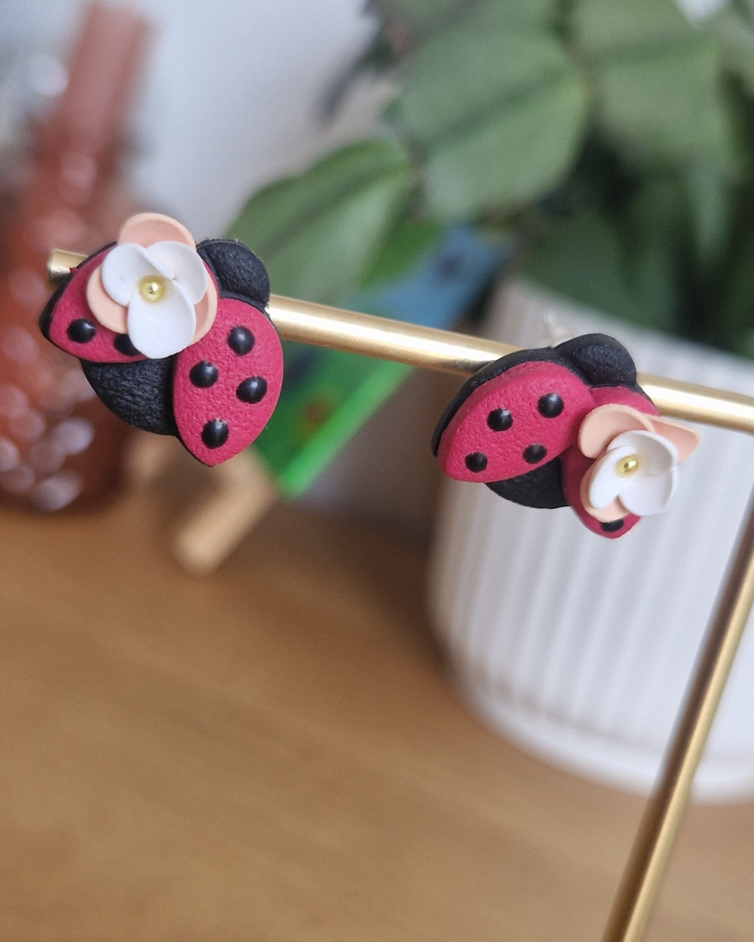 Boucles d’oreilles coccinelles fleuries – Image 2