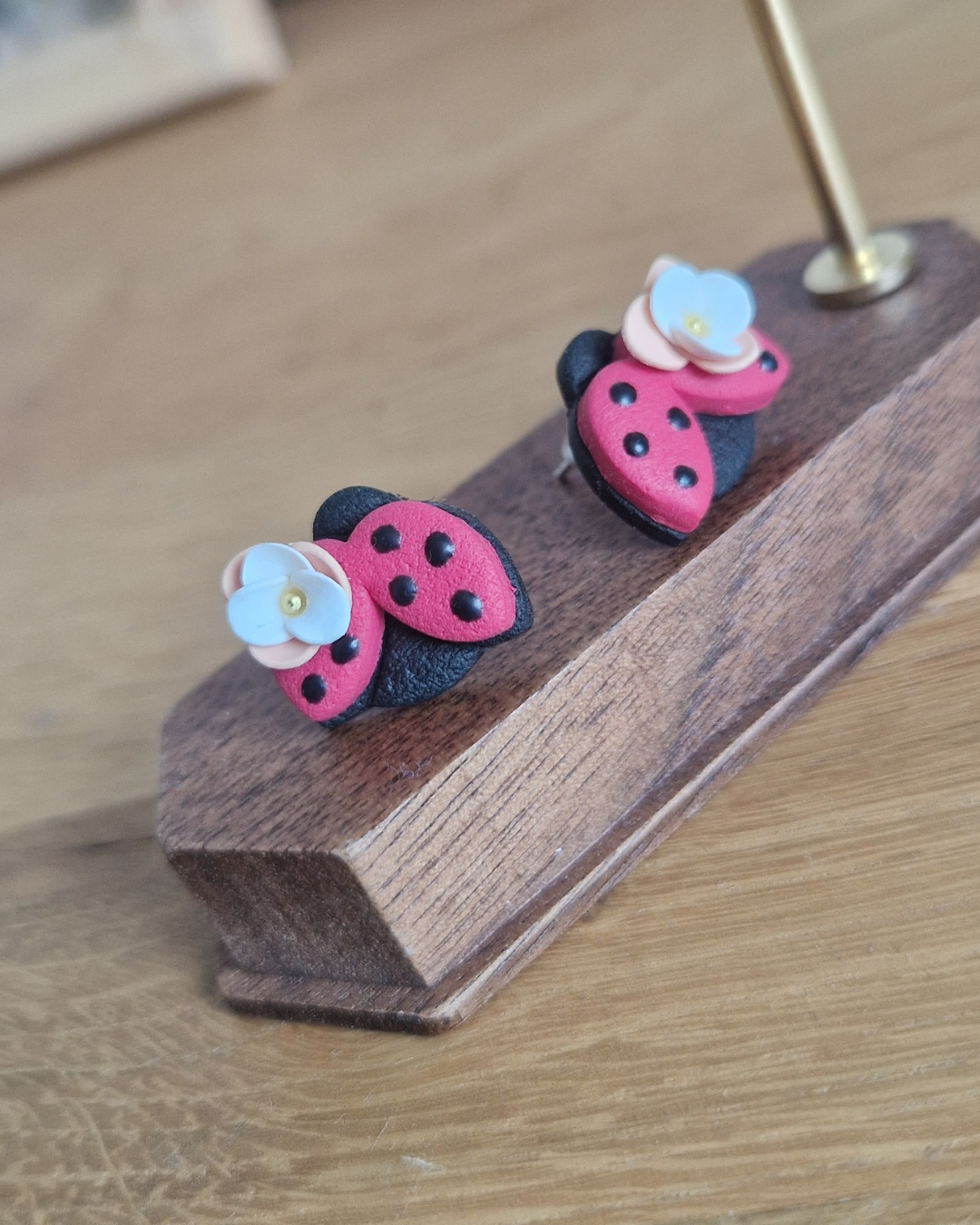 Boucles d’oreilles coccinelles fleuries – Image 4