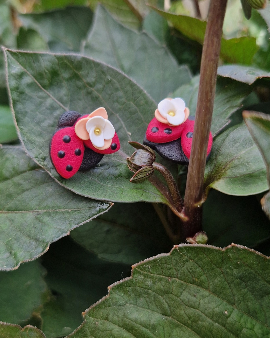 Boucles d’oreilles coccinelles fleuries – Image 3