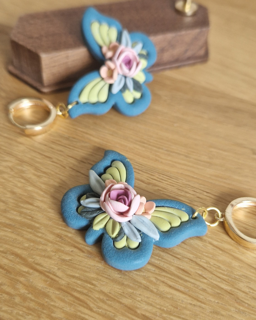 Boucles d’oreilles papillon fleuri – Image 2