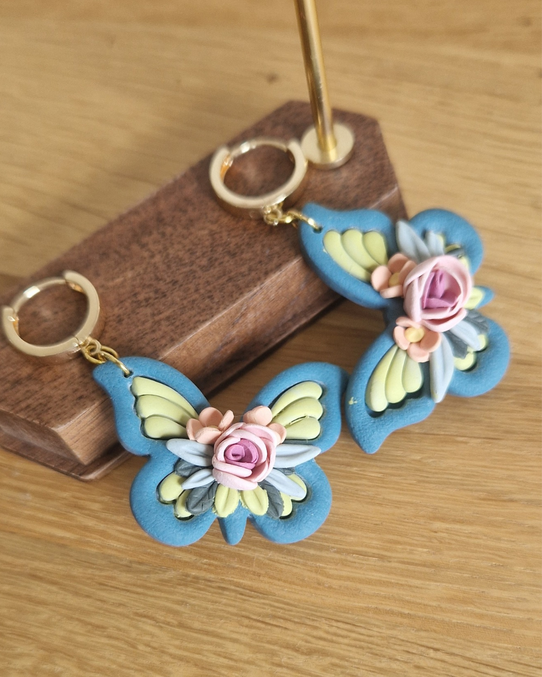 Boucles d’oreilles papillon fleuri – Image 3