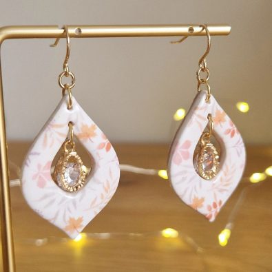 Boucles d’oreilles goutte blanche & feuillage doux – Cristal doré suspendu