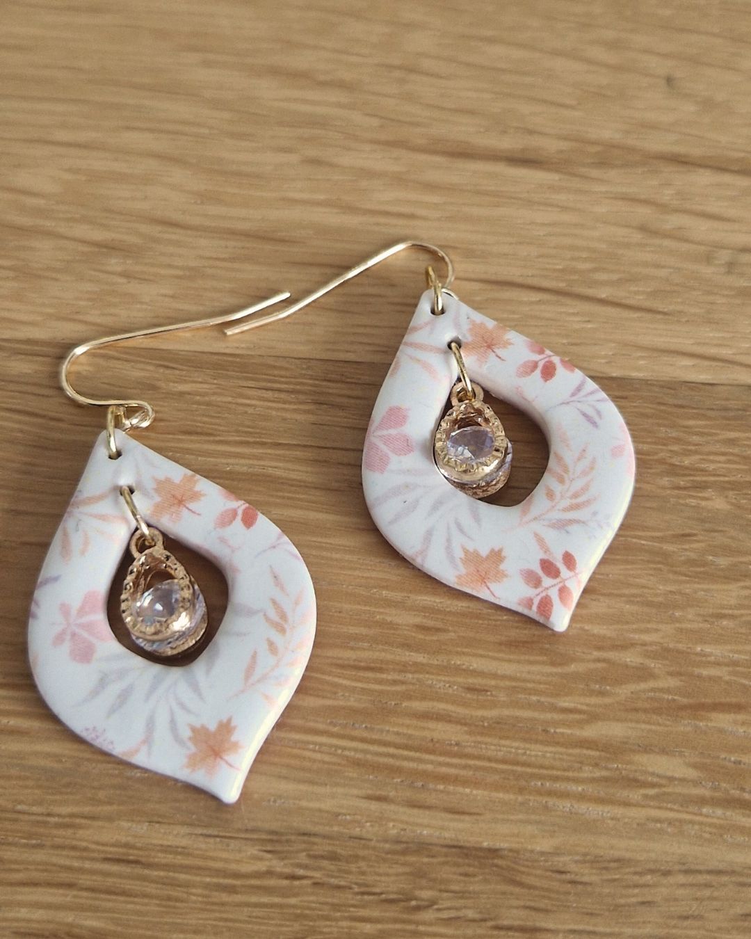 Boucles d’oreilles goutte blanche & feuillage doux – Cristal doré suspendu – Image 3