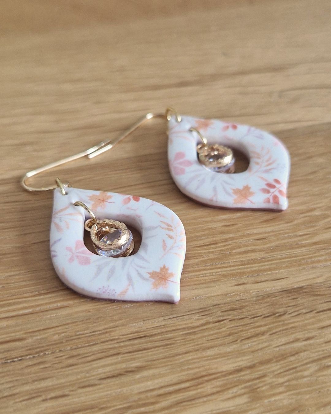 Boucles d’oreilles goutte blanche & feuillage doux – Cristal doré suspendu – Image 4