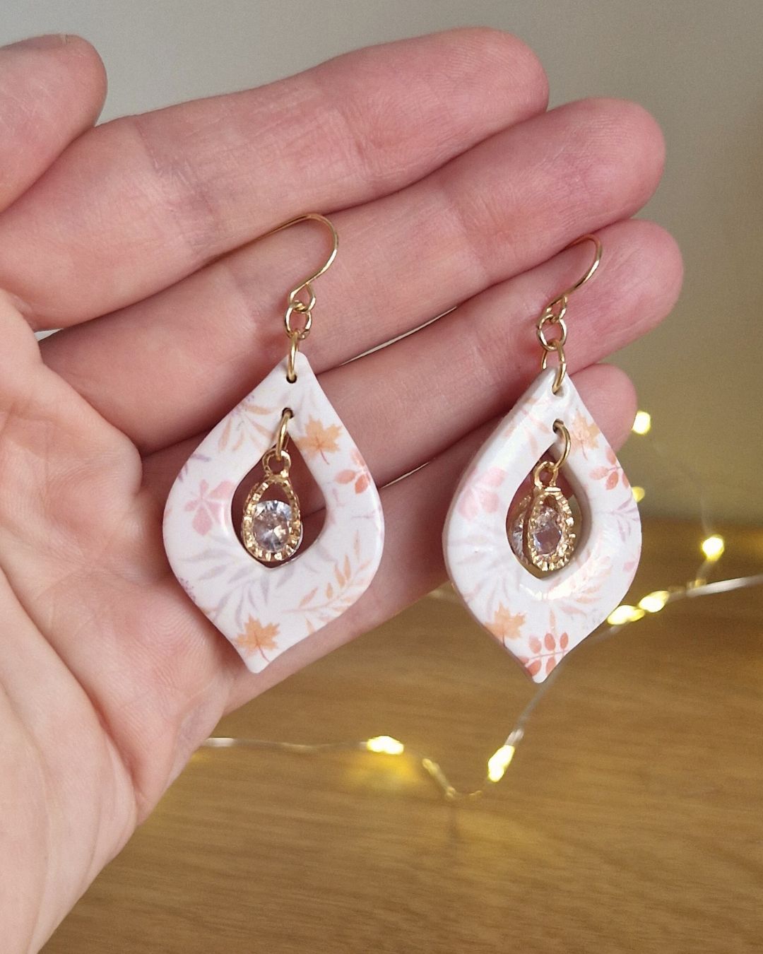 Boucles d’oreilles goutte blanche & feuillage doux – Cristal doré suspendu – Image 5