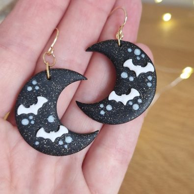 Boucles d’oreilles lunes noires à paillettes mini chauves-souris – Bijou artisanal