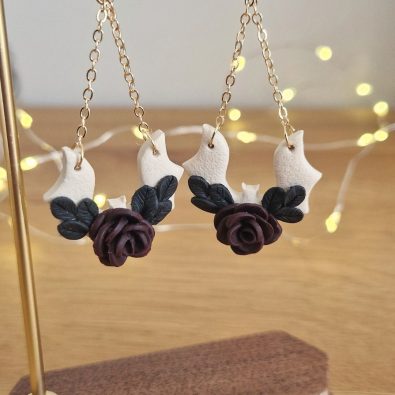 Boucles d’oreilles chauves-souris blanc cassé et prune – Bijou artisanal