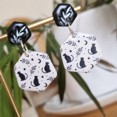Boucles d’oreilles chats noirs & motifs lunaires – Bijou artisanal fait main