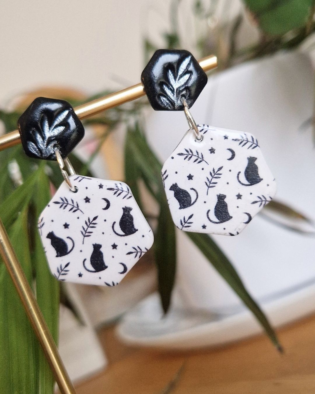 Boucles d’oreilles chats noirs & motifs lunaires – Bijou artisanal fait main