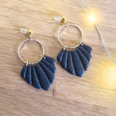 Boucles d’oreilles baroques noires pailletées – Anneaux dorés