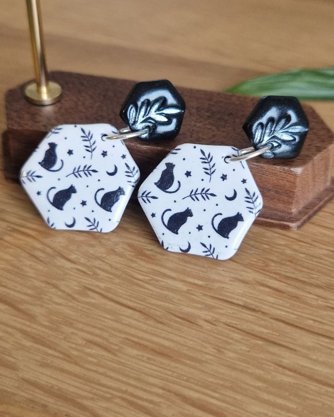 Boucles d’oreilles chats noirs & motifs lunaires – Bijou artisanal fait main – Image 3
