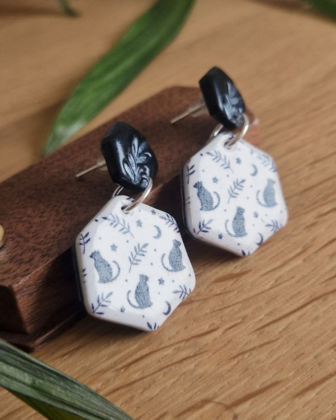 Boucles d’oreilles chats noirs & motifs lunaires – Bijou artisanal fait main – Image 4