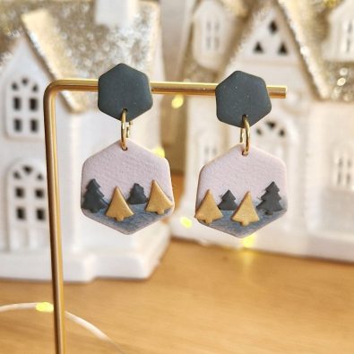 Boucles d’oreilles forêt d’hiver – Sapins dorés & vert sapin | Fait main en France