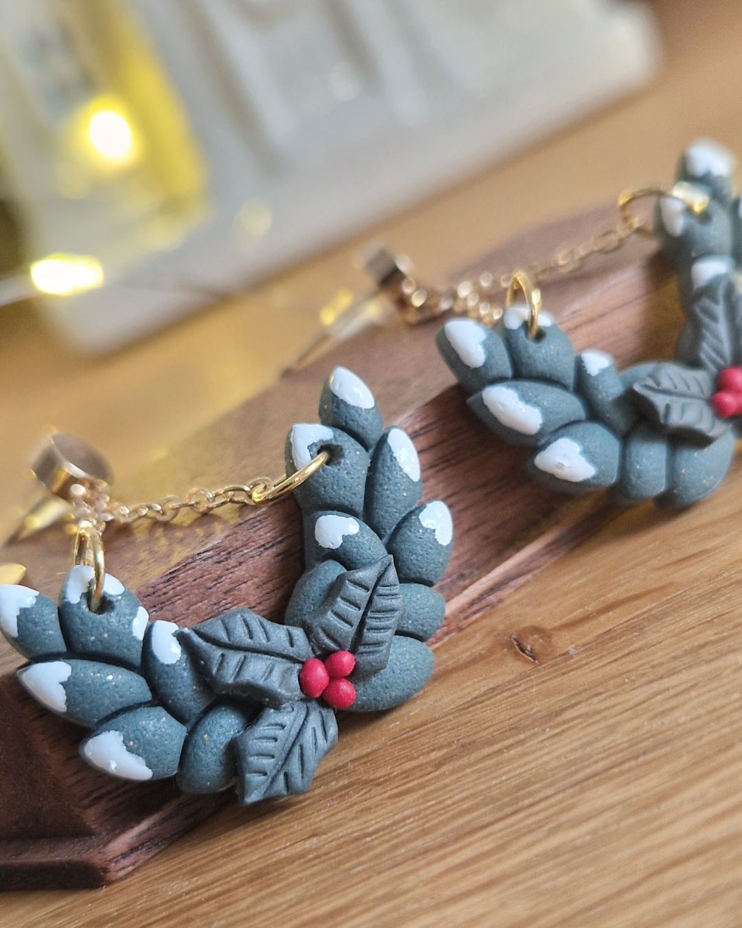 Boucles d’oreilles Couronne d'hiver – Feuilles et houx – Image 4