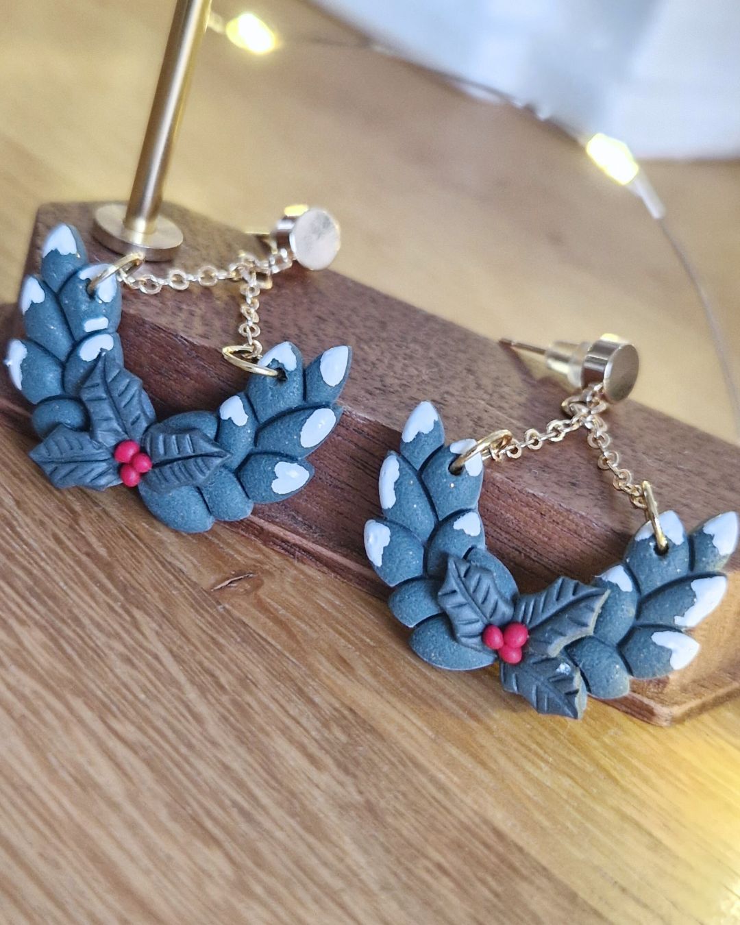 Boucles d’oreilles Couronne d'hiver – Feuilles et houx – Image 3