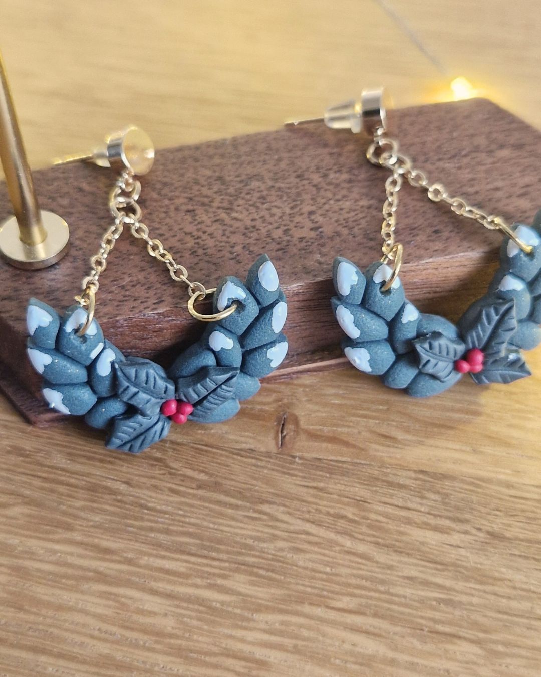 Boucles d’oreilles Couronne d'hiver – Feuilles et houx – Image 5